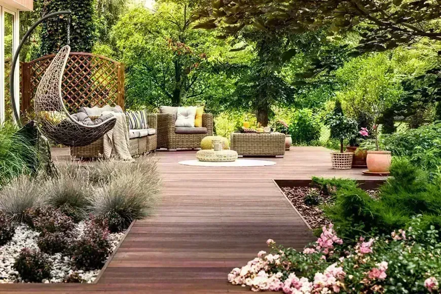 Moderner Garten mit Holzterrasse — von Schiller Gartenbau angelegt