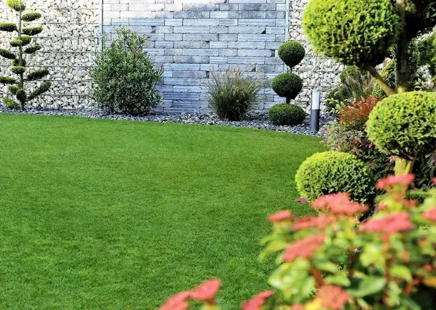 Moderner Garten mit Holzterrasse, Pflasterweg und gepflegtem Rollrasen — von Schiller Gartenbau Regensburg angelegt